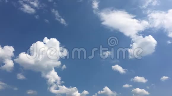 白云在蓝天上的烈日下消失了延时运动云蓝天背景天气自然蓝天视频的预览图