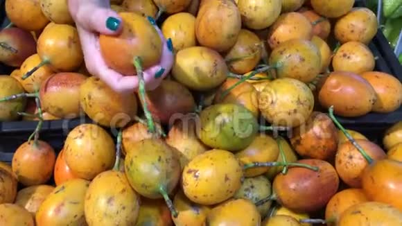 女士手在超市挑选新鲜的有机异国激情水果南亚印度尼西亚巴厘岛视频的预览图