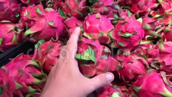 男子手选新鲜有机异国水果龙果在超市印度尼西亚亚洲的农场食品视频的预览图