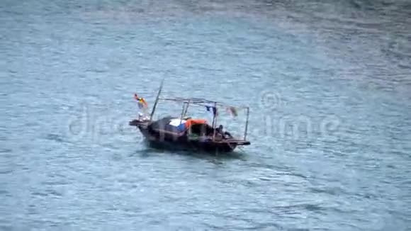 小渔船孤舟浮在浪上猫巴渔村从船上看视频的预览图
