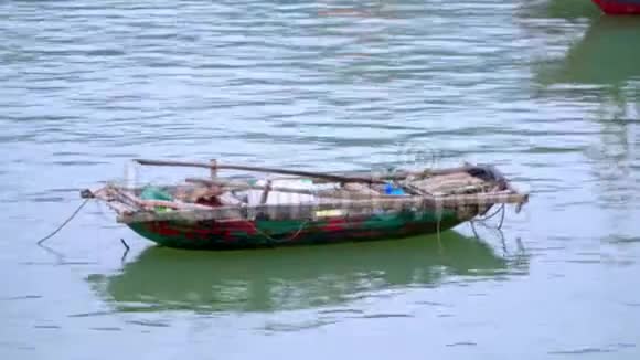 小渔船孤舟浮在浪上流行旅游目的地越南的小岛码头上的船视频的预览图