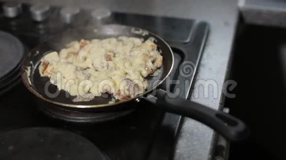羊肉鸡蛋食物烹饪厨房平底锅视频的预览图