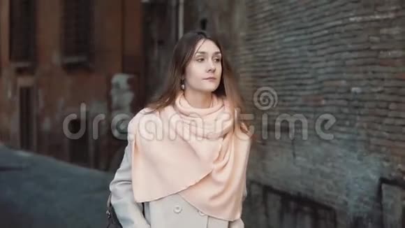 迷人的女孩独自在老城散步布鲁内特女士穿过街道女性在欧洲度假视频的预览图