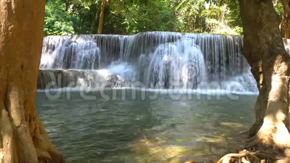 华美卡敏瀑布森林深处的瀑布库昂斯利那加林德拉国家公园美丽而著名的瀑布视频的预览图