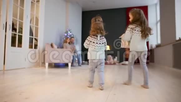 两个姐妹在圣诞节跑去给父母送礼物视频的预览图