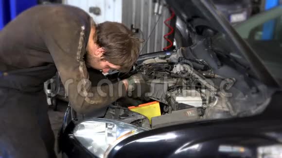 汽车修理工清除汽车发动机附近的脏空气过滤器视频的预览图