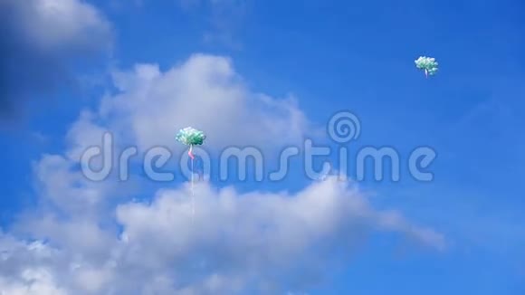 许多气球在蓝天上飞翔视频的预览图