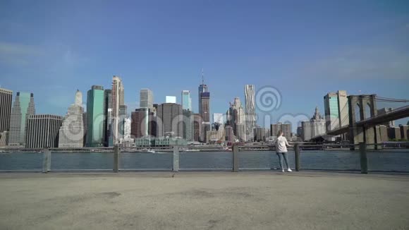 布鲁克林大桥附近的年轻女子视频的预览图