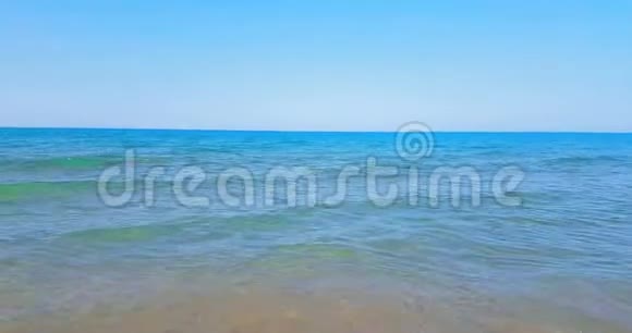 热带加勒比海沙滩金色沙滩在蓝天和海洋下度假放松和旅行理念无缝环回视频的预览图