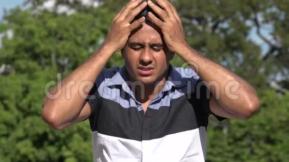 西班牙裔成年男子发烧或头痛视频的预览图