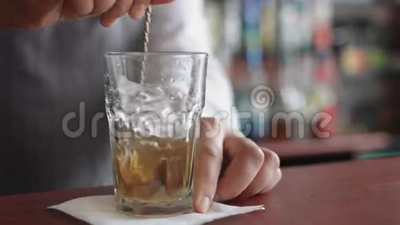 酒保用勺子把冰翻过来视频的预览图
