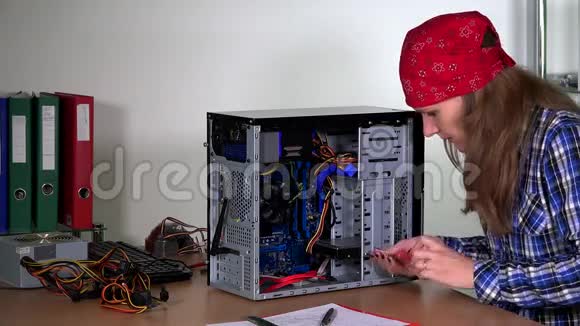 专业计算机维修人员更新计算机硬件视频的预览图