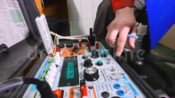 电工在工业工厂用特种设备测试电力视频的预览图
