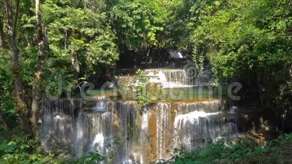 华美卡敏瀑布森林深处的瀑布库昂斯利那加林德拉国家公园美丽而著名的瀑布视频的预览图