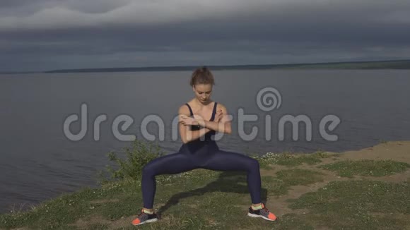 古典瑜伽姿势的漂亮女孩精力集中视频的预览图