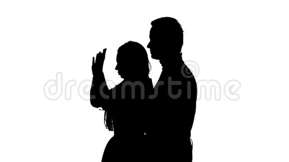 相爱的夫妇亲吻和跳舞在一起剪影白色背景视频的预览图