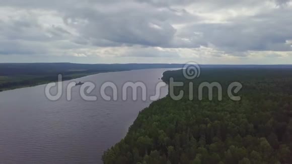 江边无地平线的常绿针叶林从上图可以看到空中景色视频的预览图