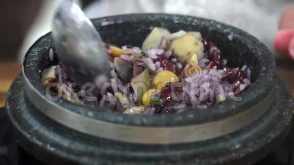吃传统的韩国菜阳汤亚洲正宗美食视频的预览图