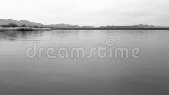 复古湖和山景景观视频的预览图