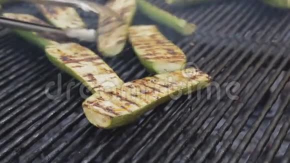 烤架上的西葫芦烧烤蔬菜在街头美食节做饭视频的预览图