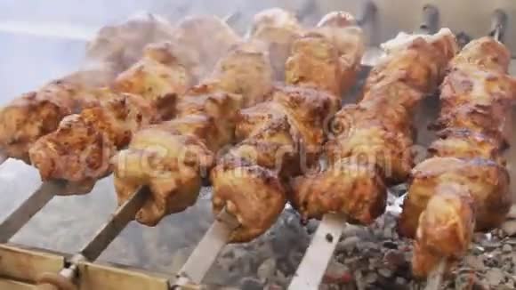 肉串上的鲜肉烧烤就近了烧烤街美食节烤肉烹饪慢动作视频的预览图