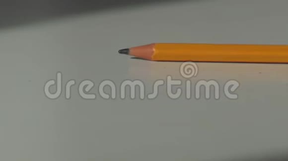 办公室桌上的木制铅笔视频的预览图