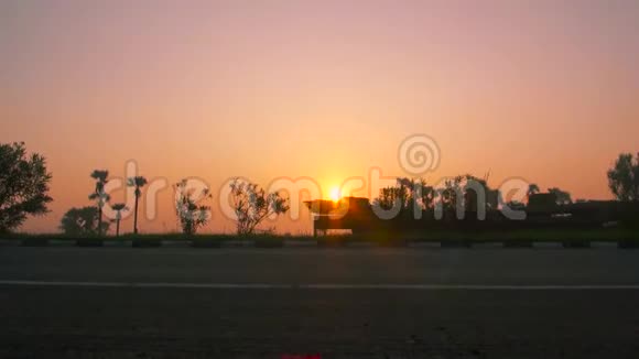 在夏日美丽的金色夕阳下在繁忙的高速公路上运输半卡车高速公路日出视频的预览图