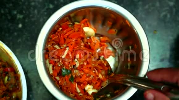 印度美食特写胡萝卜食谱视频的预览图