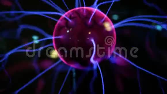 在黑色背景下具有运动能量射线的等离子体球的特写镜头视频的预览图