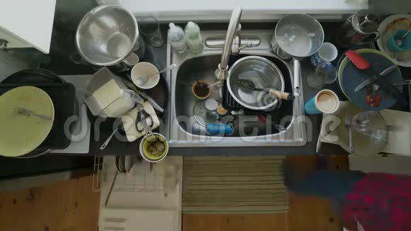 一个人洗碗的时间视频的预览图