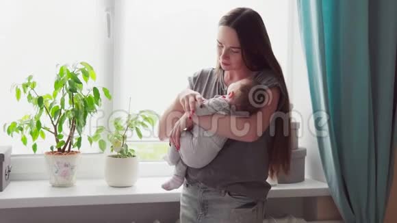 抱着孩子的女人视频的预览图