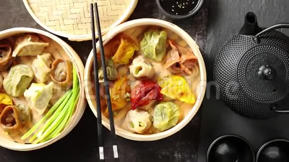 东方传统的中国饺子在木制蒸笼里视频的预览图