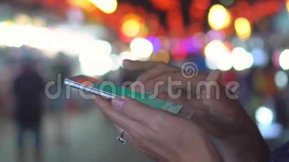 关闭女士手的视线在她的智能手机上写信息的晚光背景视频的预览图