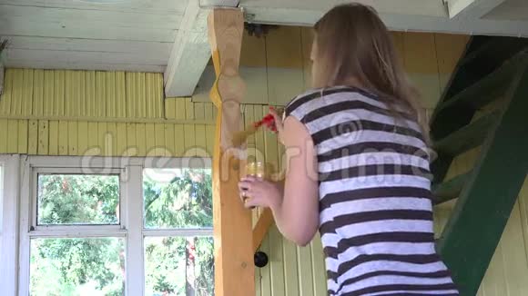 画家女少女画木楼梯柱杆前花园洋房窗4K视频的预览图