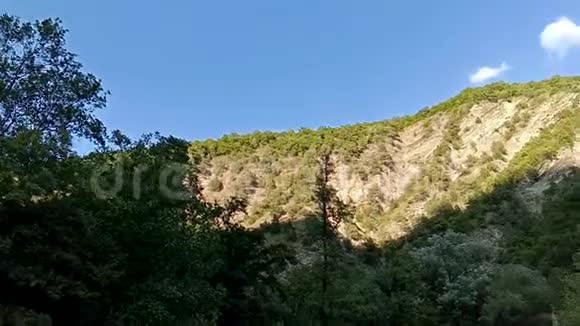 高加索山脉的景观与太阳反射夏天美丽的山视频的预览图