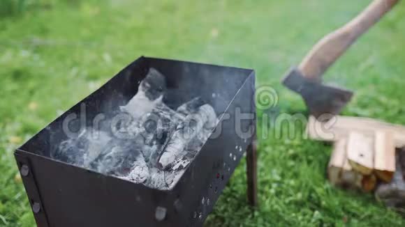 在户外的烤架里放着抽烟的热煤在后院烧烤在明火上做烧烤用的红煤视频的预览图