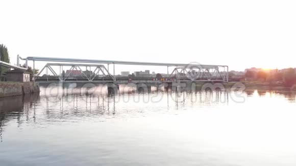 在流经这座城市的河流上的铁路桥视频的预览图
