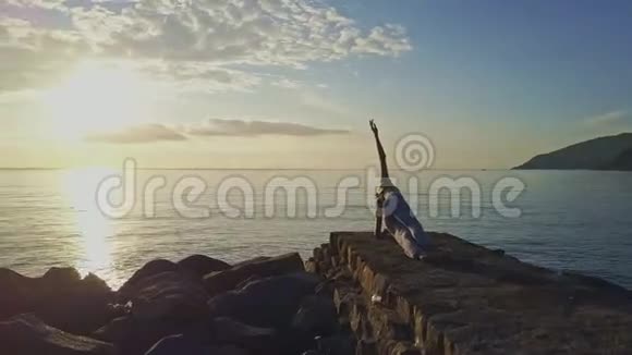 Flycam观景女孩做瑜伽对抗太阳升起视频的预览图
