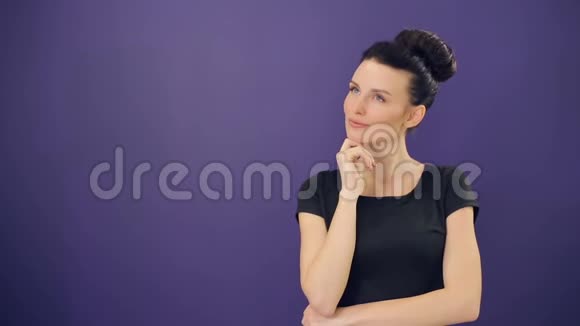 紫丁香背景下的思考女人视频的预览图