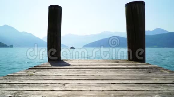 清晨在瑞士的卢塞恩湖在背景中一艘小船漂浮着视频的预览图