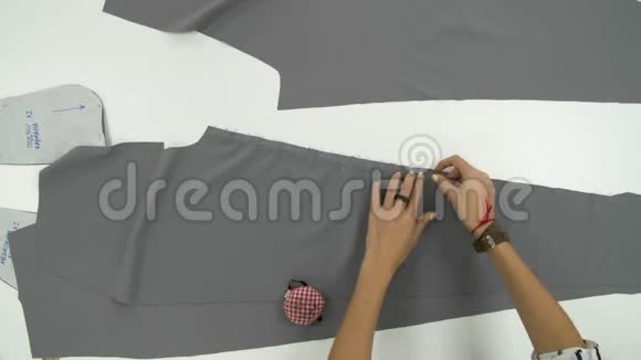 女性手拿出一根针扎一块灰色的布视频的预览图
