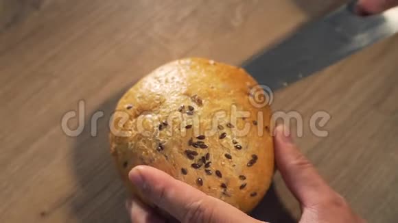 汉堡包的脆面包做汉堡包快餐在家做饭视频的预览图