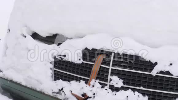 在雪下开车大量的雪几乎完全睡着了视频的预览图