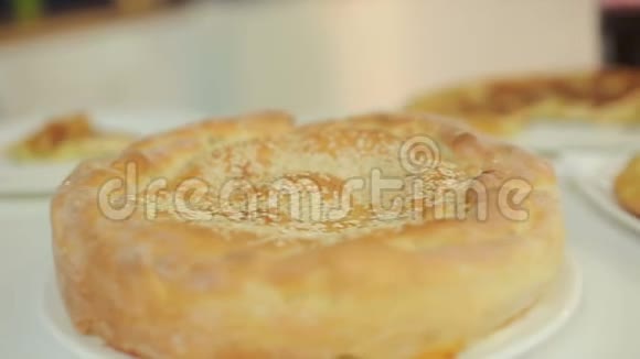 介绍自制馅饼肉和甜馅饼从土豆干酪和蔬菜视频的预览图