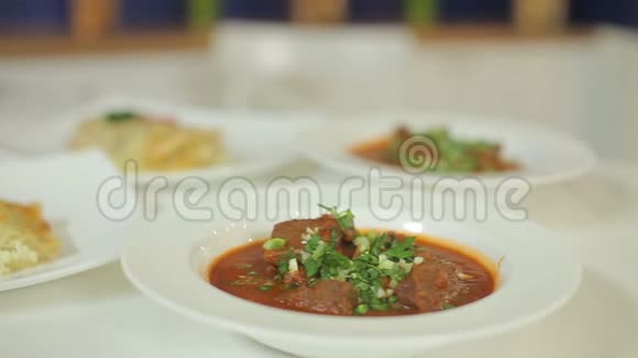肉香西红柿汤和豆腐砂锅提供新鲜菜肴视频的预览图
