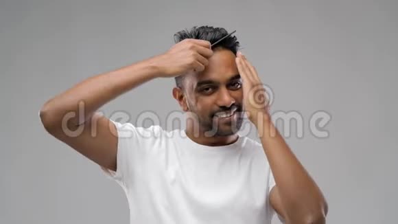 快乐的印度男人梳头视频的预览图