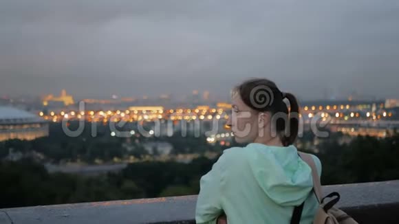 看莫斯科城市风景的年轻女子视频的预览图
