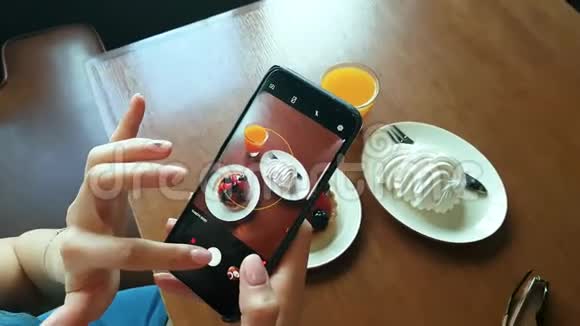 在餐馆用手机拍照食物视频的预览图