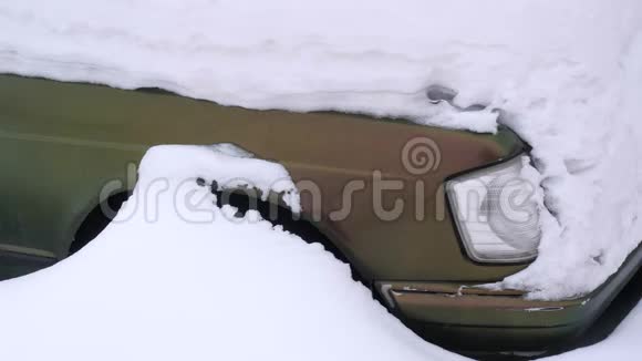 在雪下开车大量的雪几乎完全睡着了视频的预览图