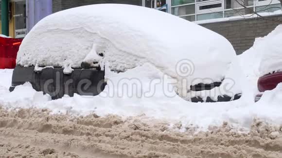 在雪下开车大量的雪几乎完全睡着了视频的预览图